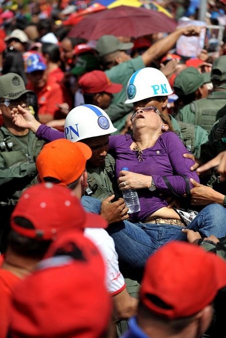 Venezuela sẽ ướp xác cố Tổng thống Chavez - 8 Một phụ nữ đã bị ngất trong khi chờ vào viếng cố Tổng thống.