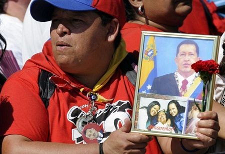 Venezuela sẽ ướp xác cố Tổng thống Chavez - 5 Những người ủng hộ mang theo các tấm ảnh của ông Chavez.