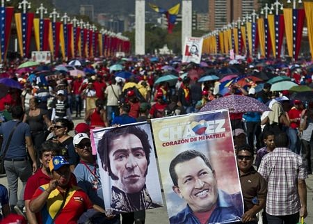 Venezuela sẽ ướp xác cố Tổng thống Chavez - 4 Những người ủng hộ mang theo các tấm ảnh của ông Chavez.