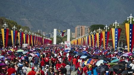 Venezuela sẽ ướp xác cố Tổng thống Chavez - 3 Những người ủng hộ mang theo các tấm ảnh của ông Chavez.