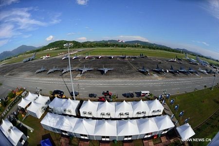 Chiến đấu cơ “làm xiếc” trong triển lãm vũ khí Malaysia