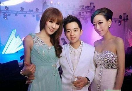 Xôn xao loạt ảnh ăn chơi của tiểu thư nhà giàu Trung Quốc - 1 Zhang Jiale, với phong cách tomboy, đứng giữa 2 chân dài.