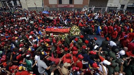 “Biển người” rước linh cữu cố Tổng thống Chavez - 5 Linh cữu được đưa qua các con phố ở thủ đô để tới Học viện Quân sự.