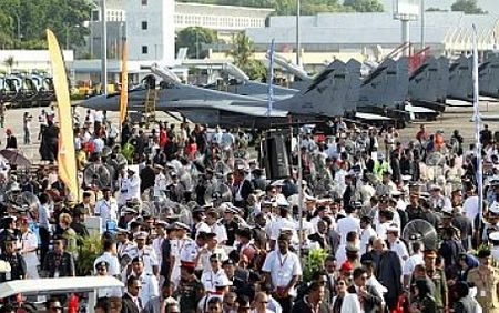 Chiến đấu cơ “làm xiếc” trong triển lãm vũ khí Malaysia