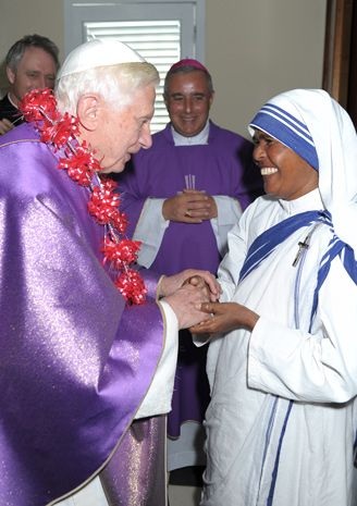 Giáo hoàng cũng nổi tiếng là có nhiều kiểu mũ, với các màu sắc khác nhau.