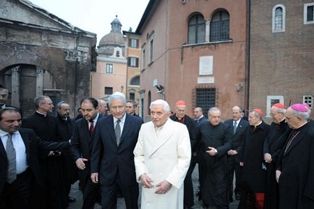 Giáo hoàng cũng nổi tiếng là có nhiều kiểu mũ, với các màu sắc khác nhau.