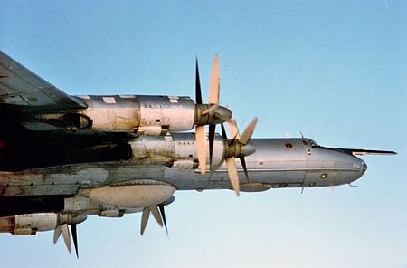 Chiếc Tu-142 chuẩn bị hạ cánh xuống sân bay Cam Ranh.