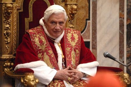 Giáo hoàng cũng nổi tiếng là có nhiều kiểu mũ, với các màu sắc khác nhau.