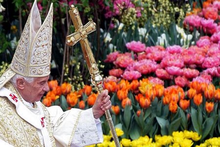 Giáo hoàng cũng nổi tiếng là có nhiều kiểu mũ, với các màu sắc khác nhau.