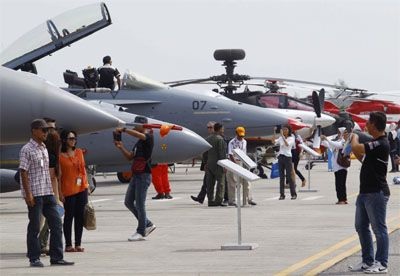 Chiến đấu cơ “làm xiếc” trong triển lãm vũ khí Malaysia