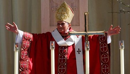 Giáo hoàng cũng nổi tiếng là có nhiều kiểu mũ, với các màu sắc khác nhau.