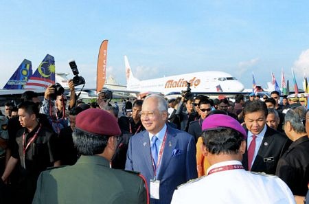 Thủ tướng Malaysia Najib Razak (áo xanh) đã tới dự phiên khai mạc triển lãm hôm 26/3.