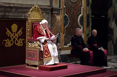 Ngày tại vị cuối cùng của Giáo hoàng Benedict XVI - 2 Giáo hoàng trong cuộc gặp gỡ các hồng y lần cuối tại Vatican, trước khi từ nhiệm.