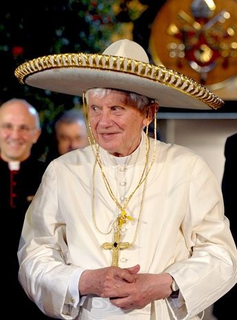 Những khoảnh khắc thời trang nhất của Giáo hoàng Benedict XVI