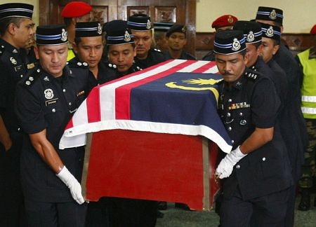 Các đặc công cảnh sát Malaysia làm nhiệm vụ tại làng Tanduo, nơi các tay súng Philippines cố thủ.