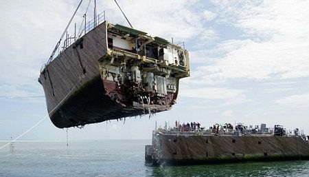 Philippines đòi Mỹ 1,4 triệu USD tiền phạt vụ tàu mắc cạn - 1 Phần đầu của tàu USS Guardian bị cắt rời và được một cần trục cẩu đi.
