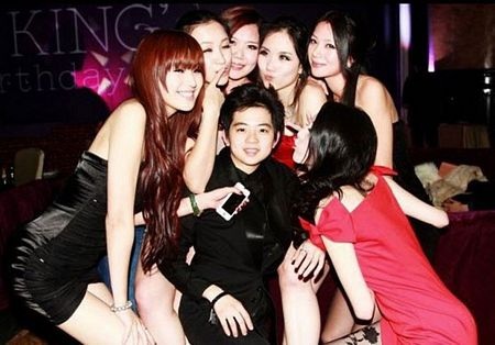 Xôn xao loạt ảnh ăn chơi của tiểu thư nhà giàu Trung Quốc - 3 An Bình