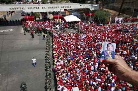 “Biển người” rước linh cữu cố Tổng thống Chavez - 3 Dòng người đông đúc rước linh cữu ông Chavez.
