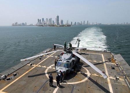 Tàu có 1 sàn đỗ với 1 trực thăng săn ngầm MH-60R/S “Seahawk”