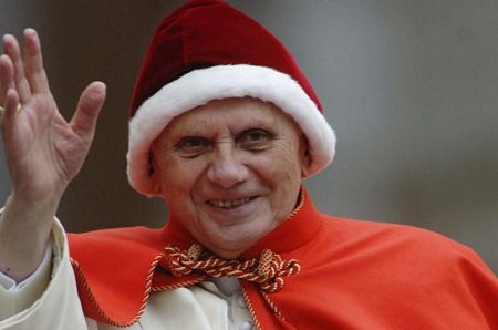 Giáo hoàng đội chiếc mũ đỏ hợp thời trang hồi năm 2005.