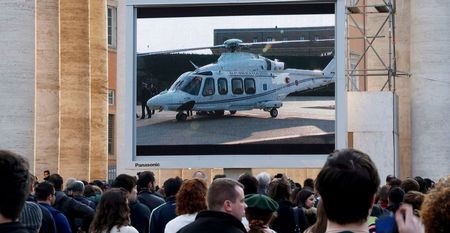 Ngày tại vị cuối cùng của Giáo hoàng Benedict XVI - 3 Mọi người đứng trước một màn hình lớn chiếu cảnh Giáo hoàng lên trực thăng rời Vatican.