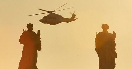 Ngày tại vị cuối cùng của Giáo hoàng Benedict XVI - 7 Trực thăng chở Giáo hoàng trên bầu trời Rome trong buổi hoàng hôn đẹp trời.