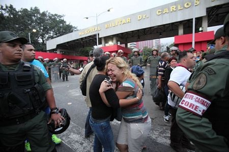 ... và những tấm áp phích lớn in hình ông Chavez bên ngoài bệnh viện quân đội.