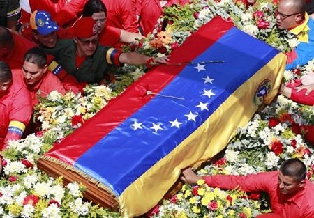 “Biển người” rước linh cữu cố Tổng thống Chavez - 1 Linh cữu ông Chavez được phủ quốc kỳ trong lễ rước.