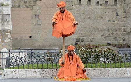 Các nghệ sĩ đường phố biểu diễn tại Rome, Italia.