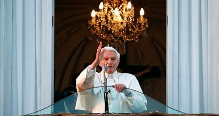 Ngày tại vị cuối cùng của Giáo hoàng Benedict XVI - 8 Trực thăng chở Giáo hoàng trên bầu trời Rome trong buổi hoàng hôn đẹp trời.