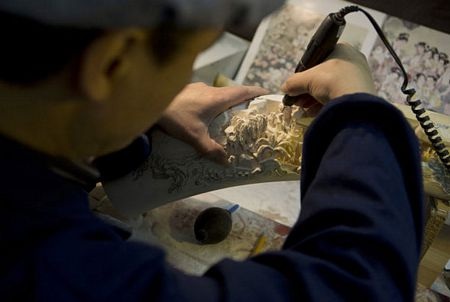 Ông Xu đang tỉ chạm tác phẩm “Giấc mơ của lâu đài đỏ”, dự kiến mất 3 năm mới hoàn thành.