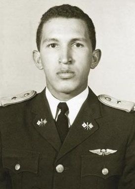Ảnh “độc” của Tổng thống Chavez thời trẻ - 8 Hugo Chavez trước khi tốt nghiệp Học viện Quân sự năm 1975.