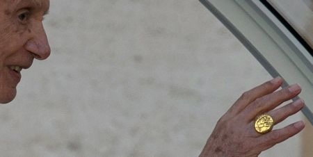 Ngày tại vị cuối cùng của Giáo hoàng Benedict XVI - 9 Trực thăng chở Giáo hoàng trên bầu trời Rome trong buổi hoàng hôn đẹp trời.