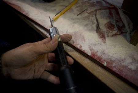 Ông Xu đang tỉ chạm tác phẩm “Giấc mơ của lâu đài đỏ”, dự kiến mất 3 năm mới hoàn thành.