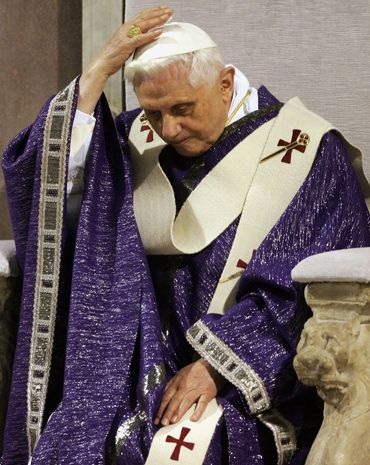 Giáo hoàng cũng nổi tiếng là có nhiều kiểu mũ, với các màu sắc khác nhau.