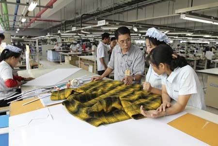 Hàn Quốc ra “tối hậu thư” cho Triều Tiên về Kaesong - 1 Bên trong một nhà máy may mặc của Hàn Quốc tại Kaesong hồi năm 2012.