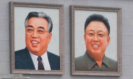 Triều Tiên và số 9 bí ẩn - 1 Lãnh tụ Kim Nhật Thành (trái) và cố Chủ tịch Kim Jong-il đều gắn bó với số 9.