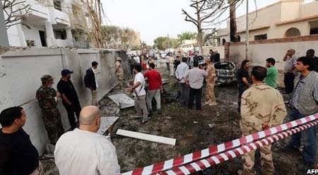 Đại sứ quán Pháp tại Libya bị đánh bom - 3 Hiện trường vụ đánh bom bên ngoài đại sứ quán Pháp.