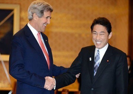 Mỹ để ngỏ cánh cửa đàm phán với Triều Tiên - 1 Ngoại trưởng Mỹ John Kerry và người đồng cấp Nhật Fumio Kishida tại Tokyo ngày 14/4.