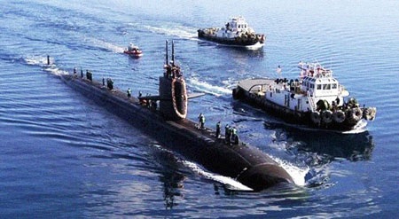 Một tàu ngầm và các tàu của hải quân Mỹ. (Ảnh minh họa)