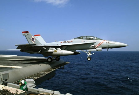 Chiến đấu cơ Mỹ rơi xuống biển Ả-rập - 1 Một máy bay chiến đấu F/A-18F Super Hornet.