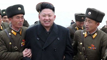 Triều Tiên: Đề xuất đàm phán của Seoul là “thủ đoạn xảo quyệt” - 1 Nhà lãnh đạo Kim Jong-un và các quan chức Triều Tiên.