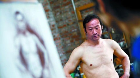 Lão nông làm người mẫu nude - 1 Ông Zhao đứng làm mẫu trong phòng vẽ nude.