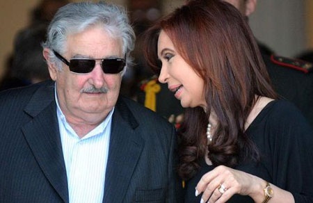 Tổng thống Uruguay xin lỗi vì “nói hớ” - 1 Ông Mujica và bà Cristina.