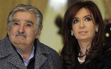 Tổng thống Uruguay “lỡ miệng” nói xấu lãnh đạo Argentina? - 1 Tổng thống Uruguay Jose Mujica (trái) và người đồng cấp Argentine Cristina Kirchner.