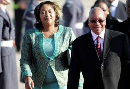 Vợ Tổng thống Nam Phi mất trang sức đắt tiền trên máy bay - 1 Tổng thống Nam Phi Jacob Zuma và bà vợ Thobeka.