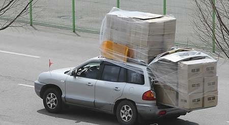 Hàn Quốc phát 50.000 tờ rơi phòng Triều Tiên tấn công - 1 Một chiếc ôtô chất đầy hàng hoá trở về Hàn Quốc từ khu công nghiệp Kaesong tại Triều Tiên.