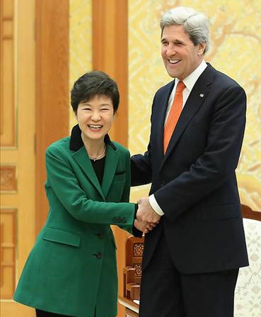 Mỹ: Triều Tiên “phạm sai lầm lớn” nếu thử tên lửa - 1 Ngoại trưởng Mỹ Kerry bắt tay Tổng thống Park Geun-hye tại Seoul.