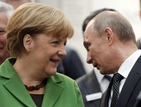 Putin: Xung đột Triều Tiên sẽ tồi tệ hơn thảm họa Chernobyl - 1 Thủ tướng Đức Merkel và Tổng thống Nga Putin.
