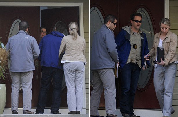 Các nhân viên liên bang xuất hiện tại nhà gia đình Ruswell tại Rode Island.